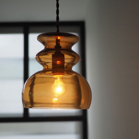 ウェービーなフォルムとミッドセンチュリーのレトロ感が印象的なペンダントライト Mond - モンド