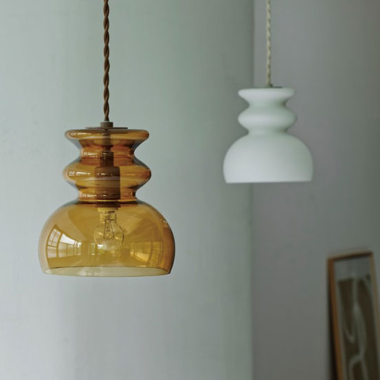 ウェービーなフォルムとミッドセンチュリーのレトロ感が印象的なペンダントライト Mond - モンド