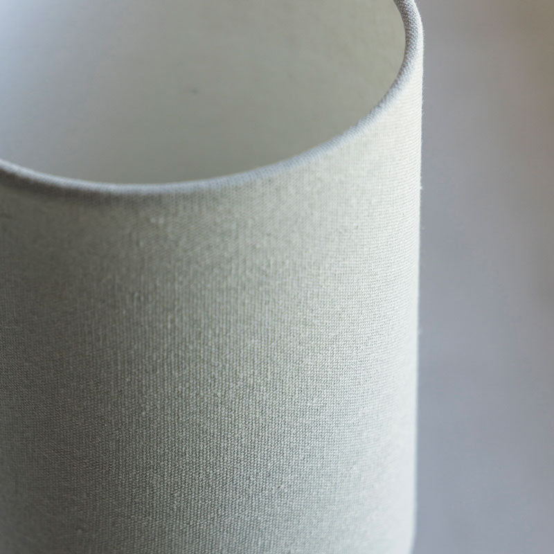 アーチパイプとウッドボールでアクセントを効かせたテーブルライト Starka - スタルカ