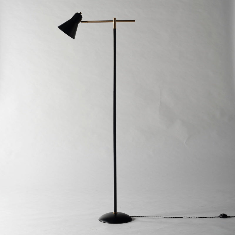 フロアライト 調整自在のシェードで手元も空間も美しく照らす照明