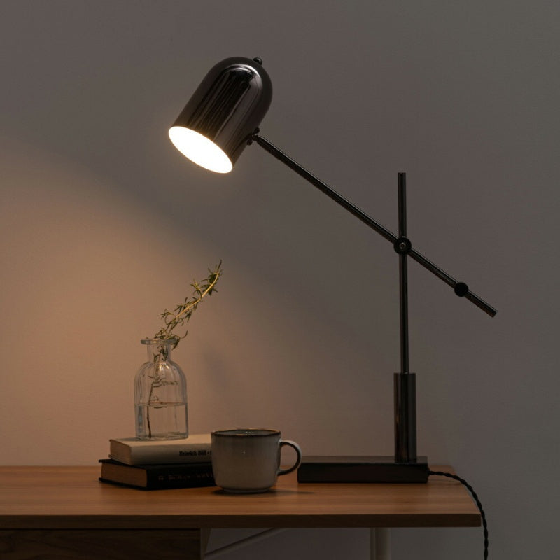 テーブルライト クロームメッキ仕上げの艶感が魅力。コンパクトで実用的