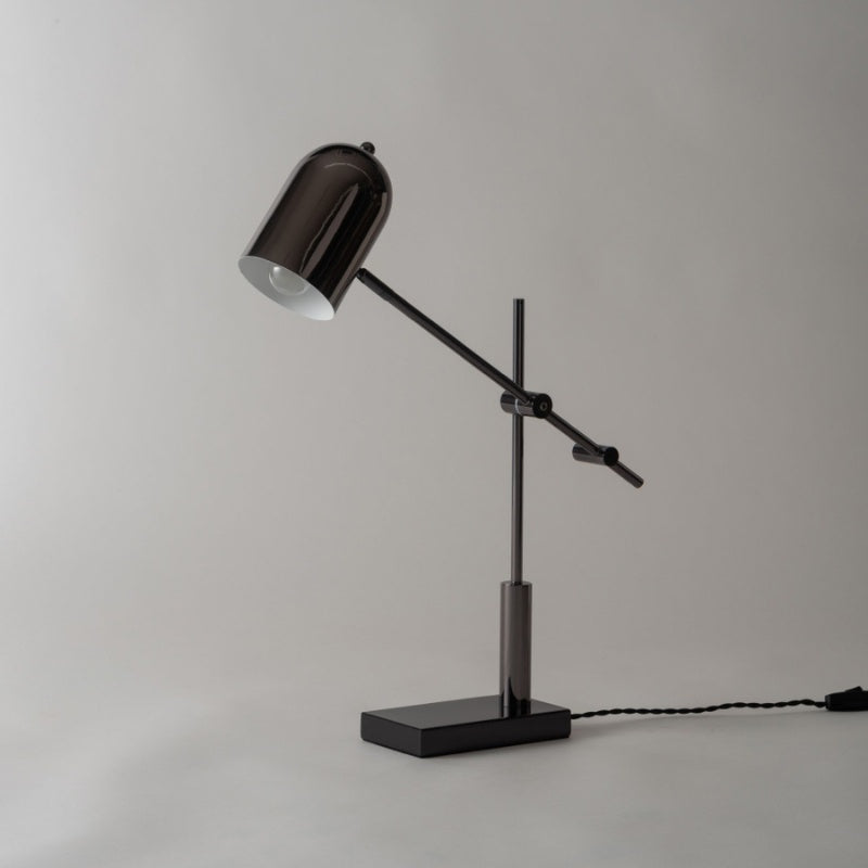 テーブルライト クロームメッキ仕上げの艶感が魅力。コンパクトで実用的