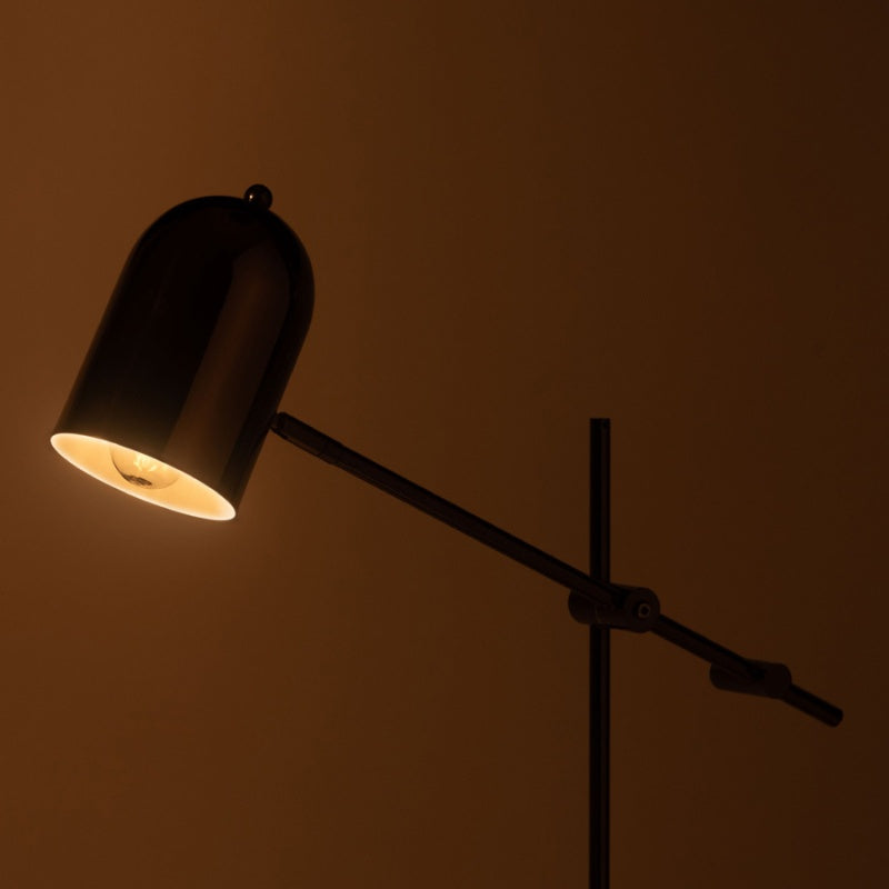 テーブルライト クロームメッキ仕上げの艶感が魅力。コンパクトで実用的