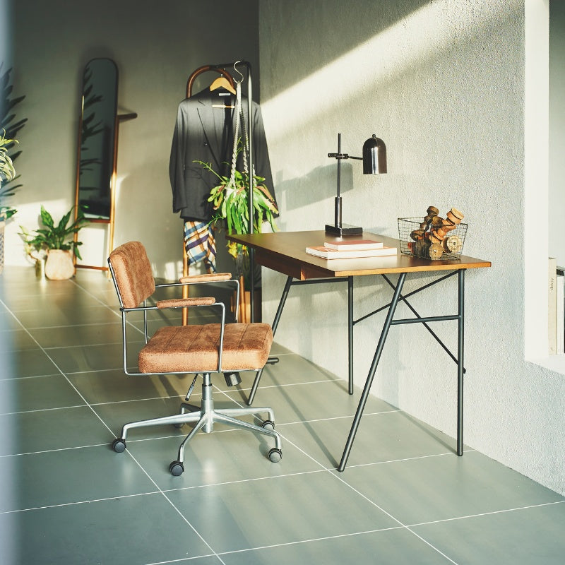 テーブルライト クロームメッキ仕上げの艶感が魅力。コンパクトで実用的