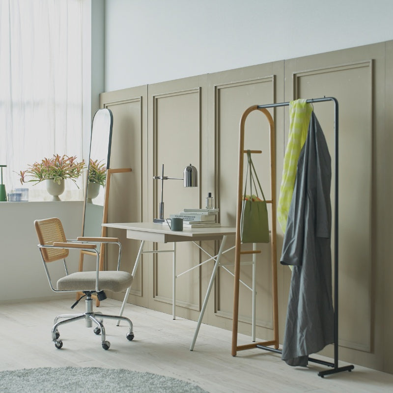 テーブルライト クロームメッキ仕上げの艶感が魅力。コンパクトで実用的