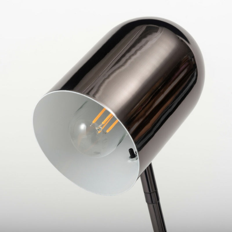 テーブルライト クロームメッキ仕上げの艶感が魅力。コンパクトで実用的