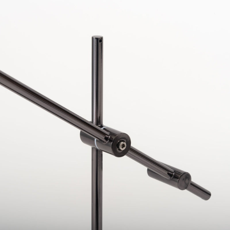 テーブルライト クロームメッキ仕上げの艶感が魅力。コンパクトで実用的