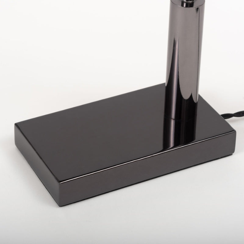 テーブルライト クロームメッキ仕上げの艶感が魅力。コンパクトで実用的