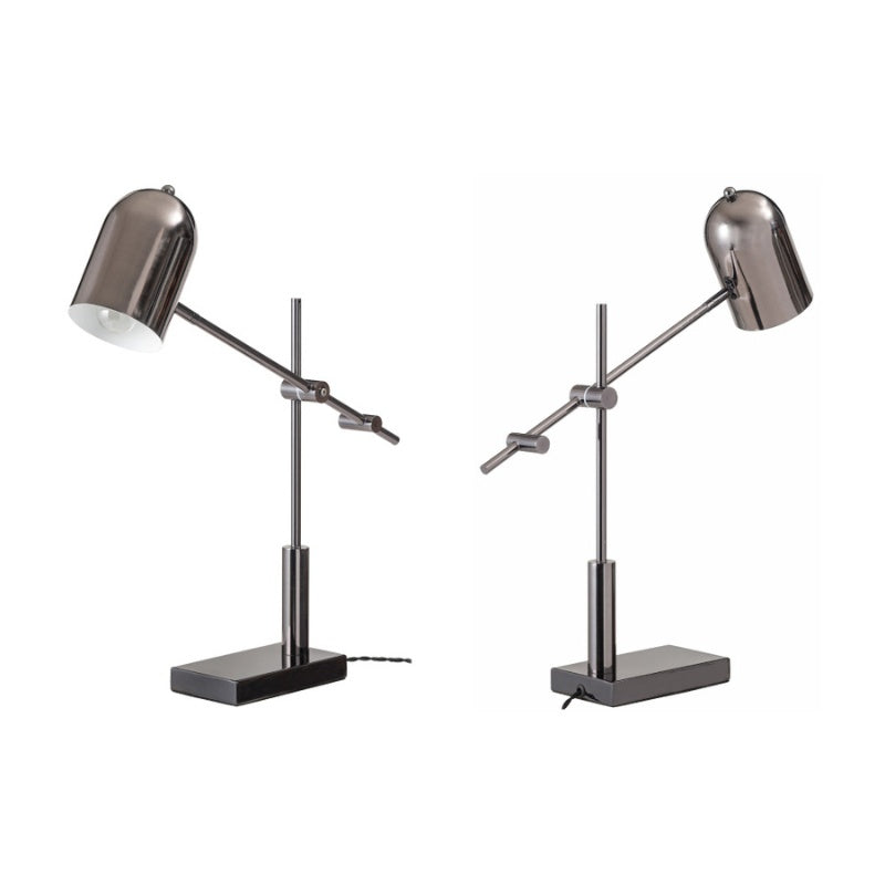 テーブルライト クロームメッキ仕上げの艶感が魅力。コンパクトで実用的