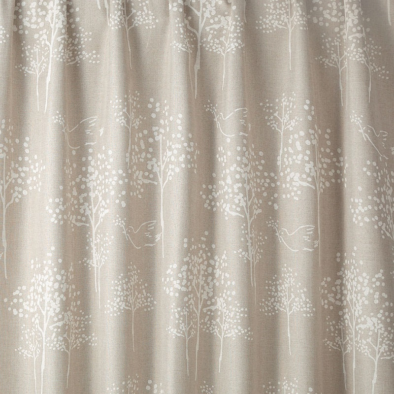 【サイズオーダー】木々の間をトリが飛んでいる様子を描いた遮光カーテン 1枚入り