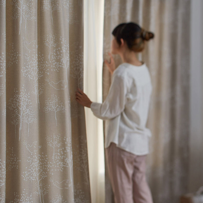 【サイズオーダー】木々の間をトリが飛んでいる様子を描いた遮光カーテン 1枚入り