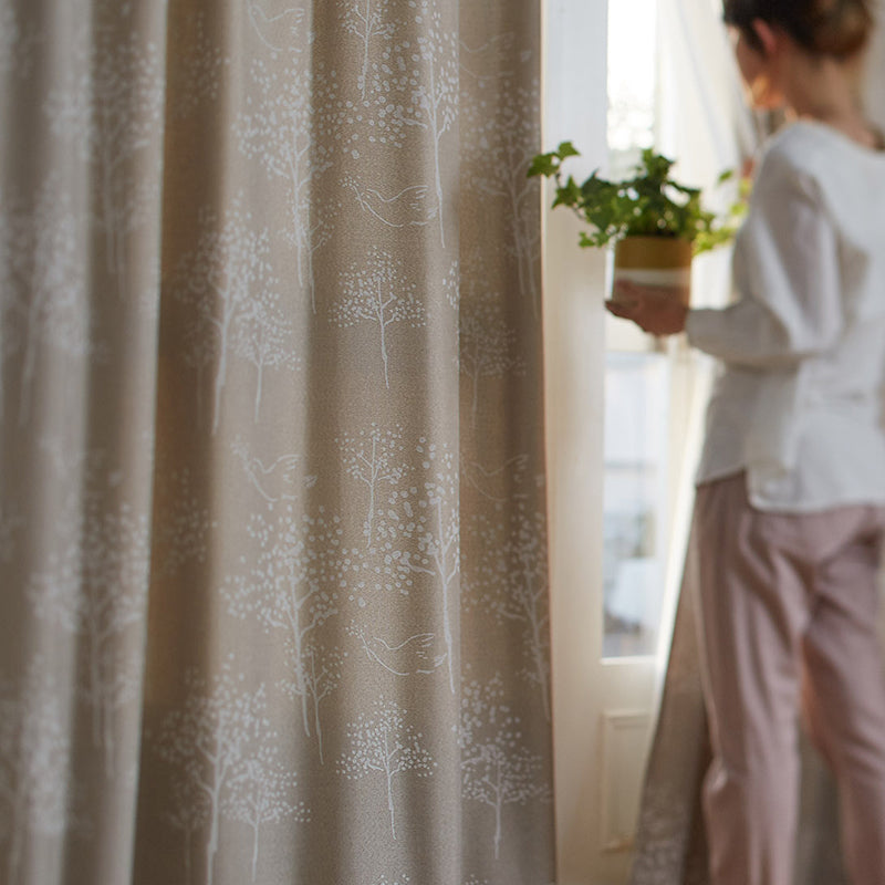 【サイズオーダー】木々の間をトリが飛んでいる様子を描いた遮光カーテン 1枚入り