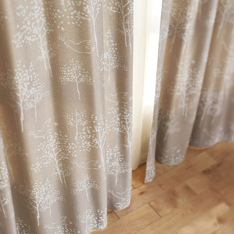 【サイズオーダー】木々の間をトリが飛んでいる様子を描いた遮光カーテン 1枚入り