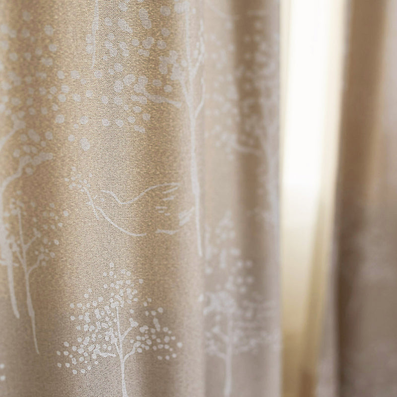 【サイズオーダー】木々の間をトリが飛んでいる様子を描いた遮光カーテン 1枚入り