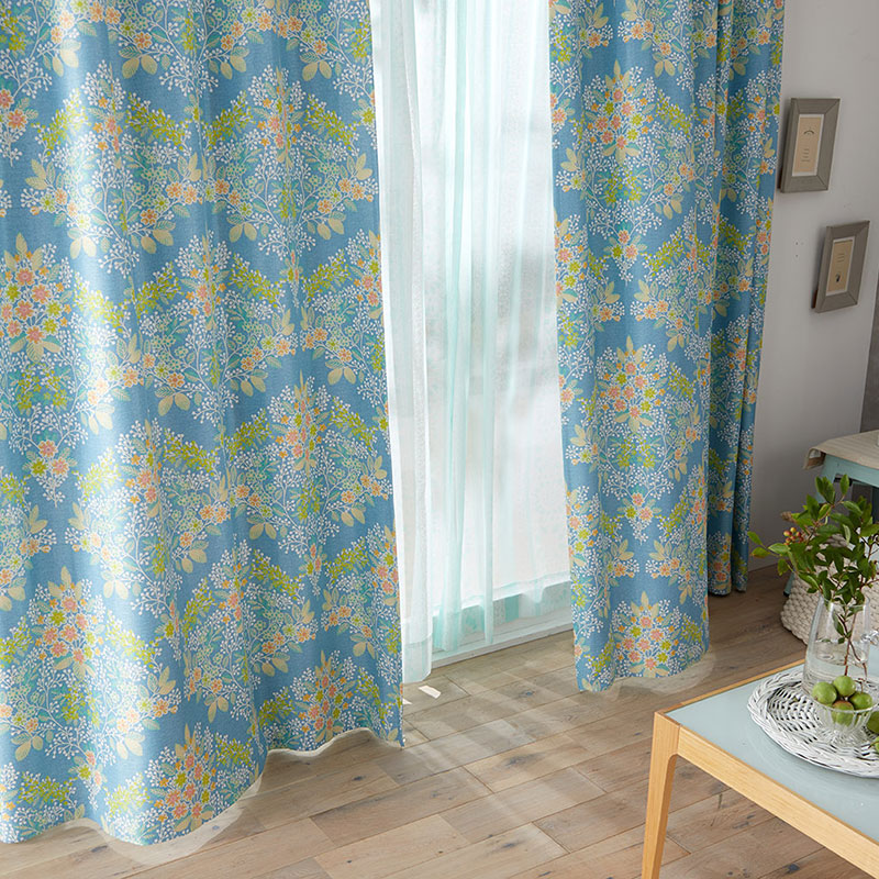 花びらや葉っぱの色の移ろいが繊細なプリントで表現された北欧デザイン遮光2級カーテン 1枚入り