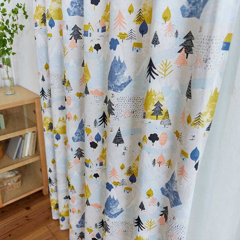 【サイズオーダー】スキーを楽しむ人々や山で暮らすイエティを描いた北欧デザイン遮光3級カーテン 1枚入り