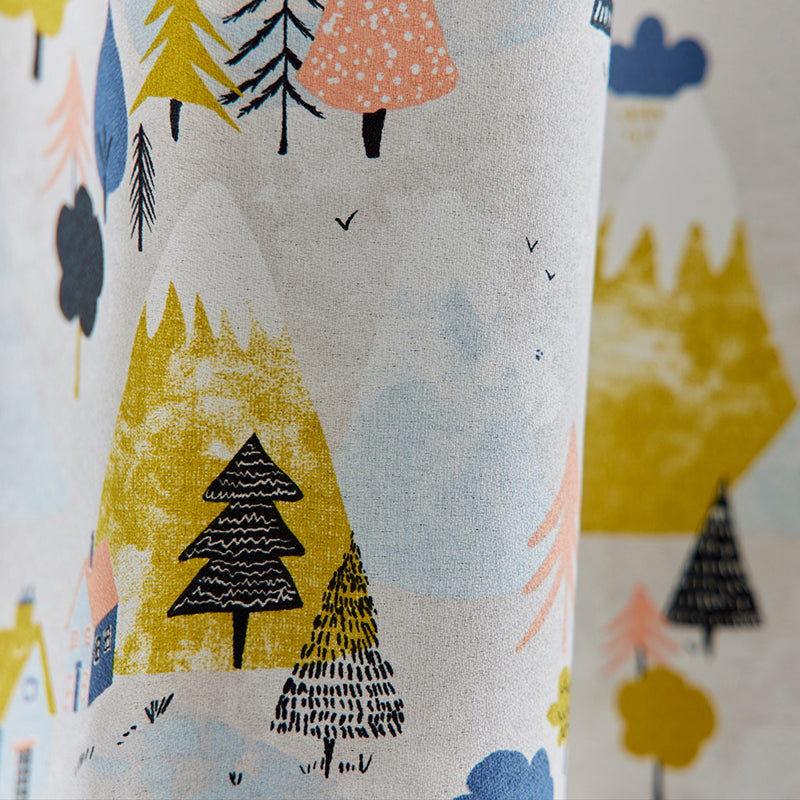 【サイズオーダー】スキーを楽しむ人々や山で暮らすイエティを描いた北欧デザイン遮光3級カーテン 1枚入り