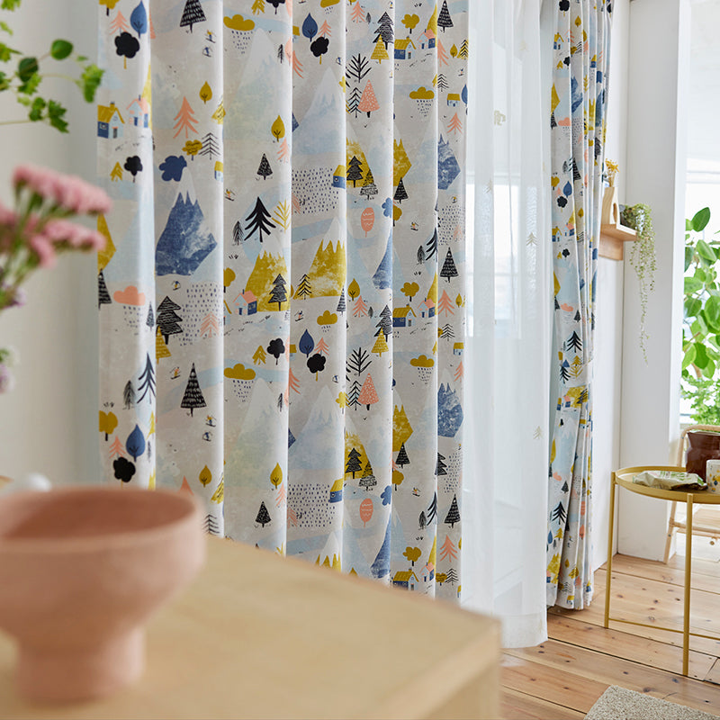 【サイズオーダー】スキーを楽しむ人々や山で暮らすイエティを描いた北欧デザイン遮光3級カーテン 1枚入り