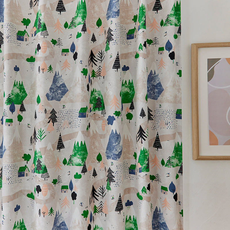 【サイズオーダー】スキーを楽しむ人々や山で暮らすイエティを描いた北欧デザイン遮光3級カーテン 1枚入り