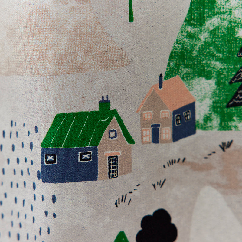 【サイズオーダー】スキーを楽しむ人々や山で暮らすイエティを描いた北欧デザイン遮光3級カーテン 1枚入り