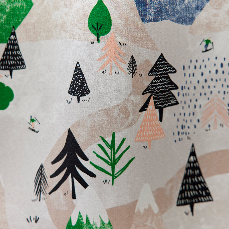 【サイズオーダー】スキーを楽しむ人々や山で暮らすイエティを描いた北欧デザイン遮光3級カーテン 1枚入り