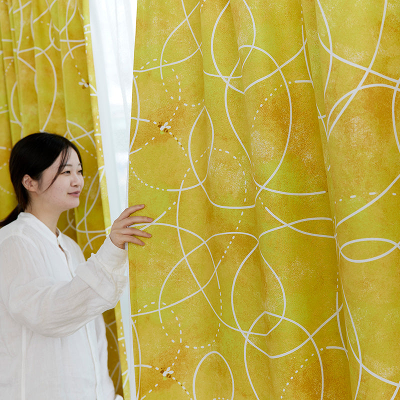 【サイズオーダー】水彩調の花畑で飛び回る愛らしいミツバチの遮光カーテン 1枚入り