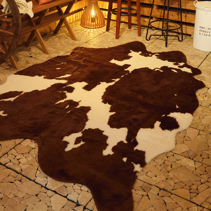 フェイクファーを使用したカウ柄のラグ