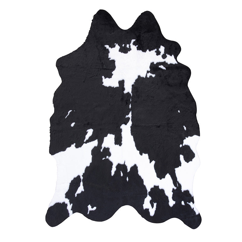 フェイクファーを使用したカウ柄のラグ