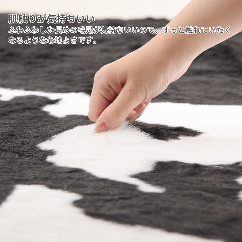 フェイクファーを使用したカウ柄のラグ
