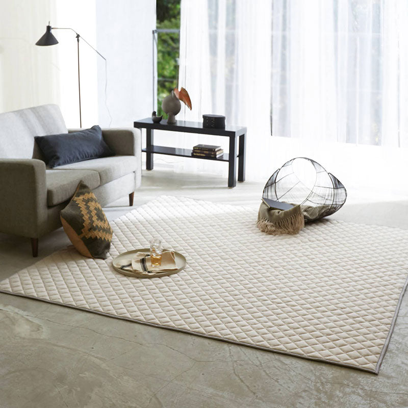 杢糸と無地糸をジャカード編機でヘリンボーンに編み上げたニットファブリックラグ【Fab the Home】