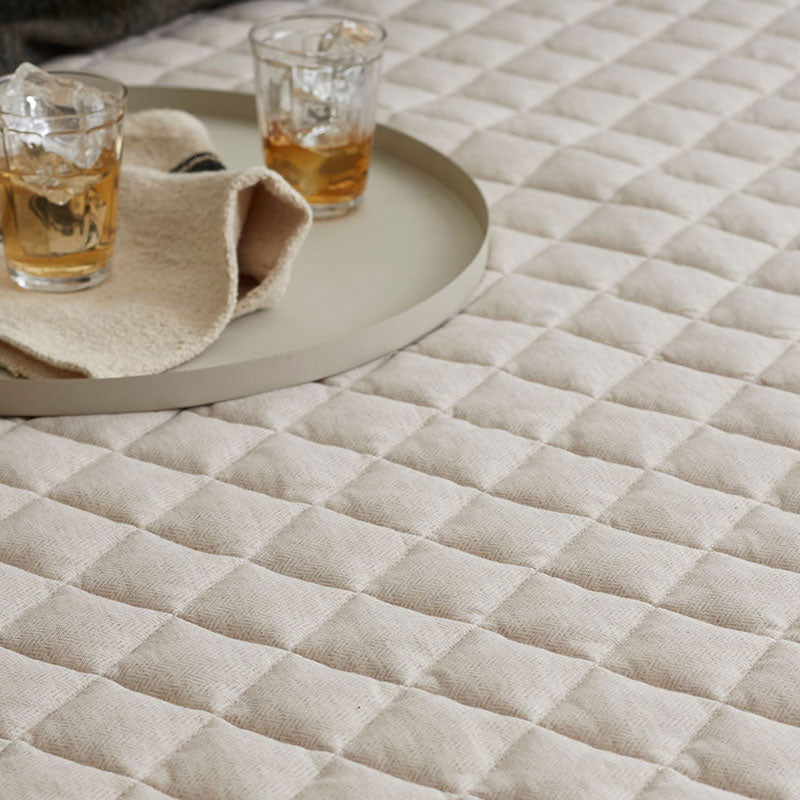 杢糸と無地糸をジャカード編機でヘリンボーンに編み上げたニットファブリックラグ【Fab the Home】