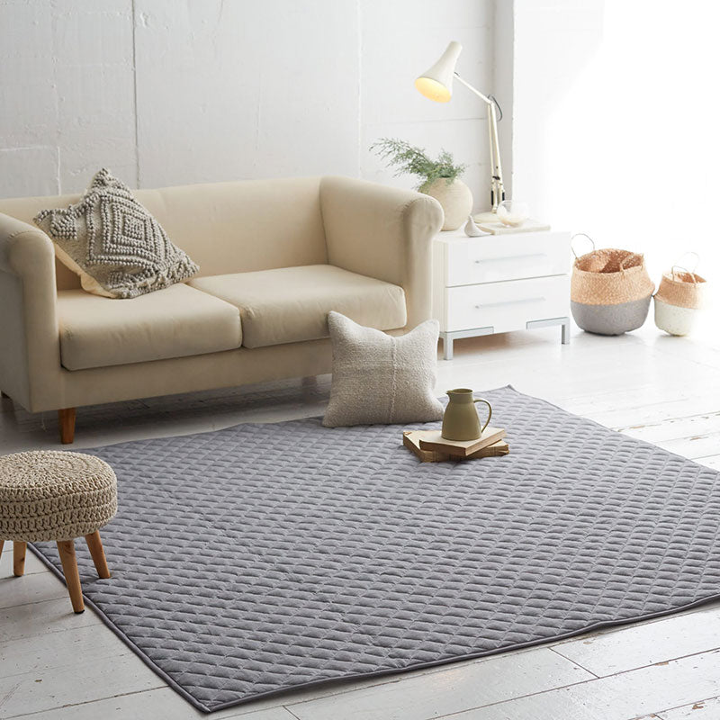 杢糸と無地糸をジャカード編機でヘリンボーンに編み上げたニットファブリックラグ【Fab the Home】