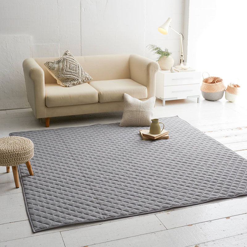 杢糸と無地糸をジャカード編機でヘリンボーンに編み上げたニットファブリックラグ【Fab the Home】