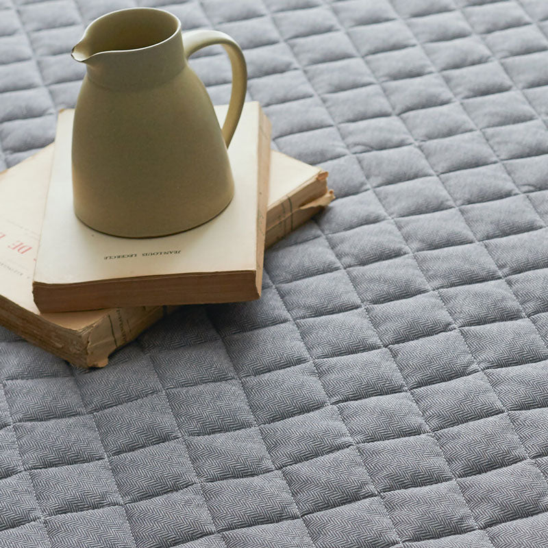 杢糸と無地糸をジャカード編機でヘリンボーンに編み上げたニットファブリックラグ【Fab the Home】