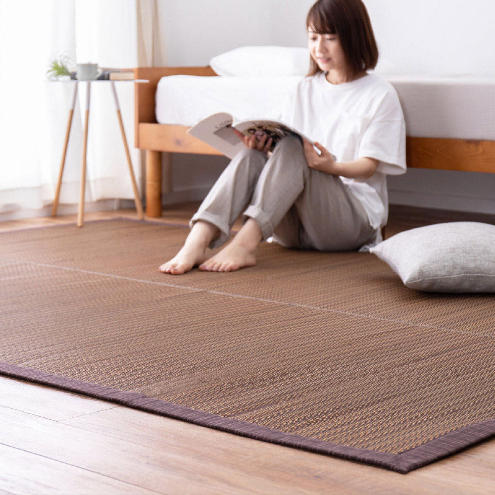 シンプルなデザインのい草ラグ 複数の染めい草を使用 南風