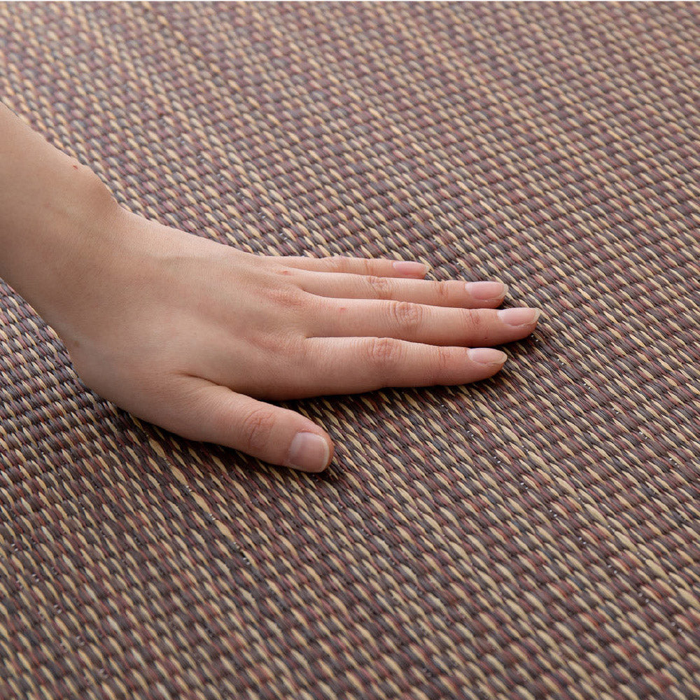 シンプルなデザインのい草ラグ 複数の染めい草を使用 南風