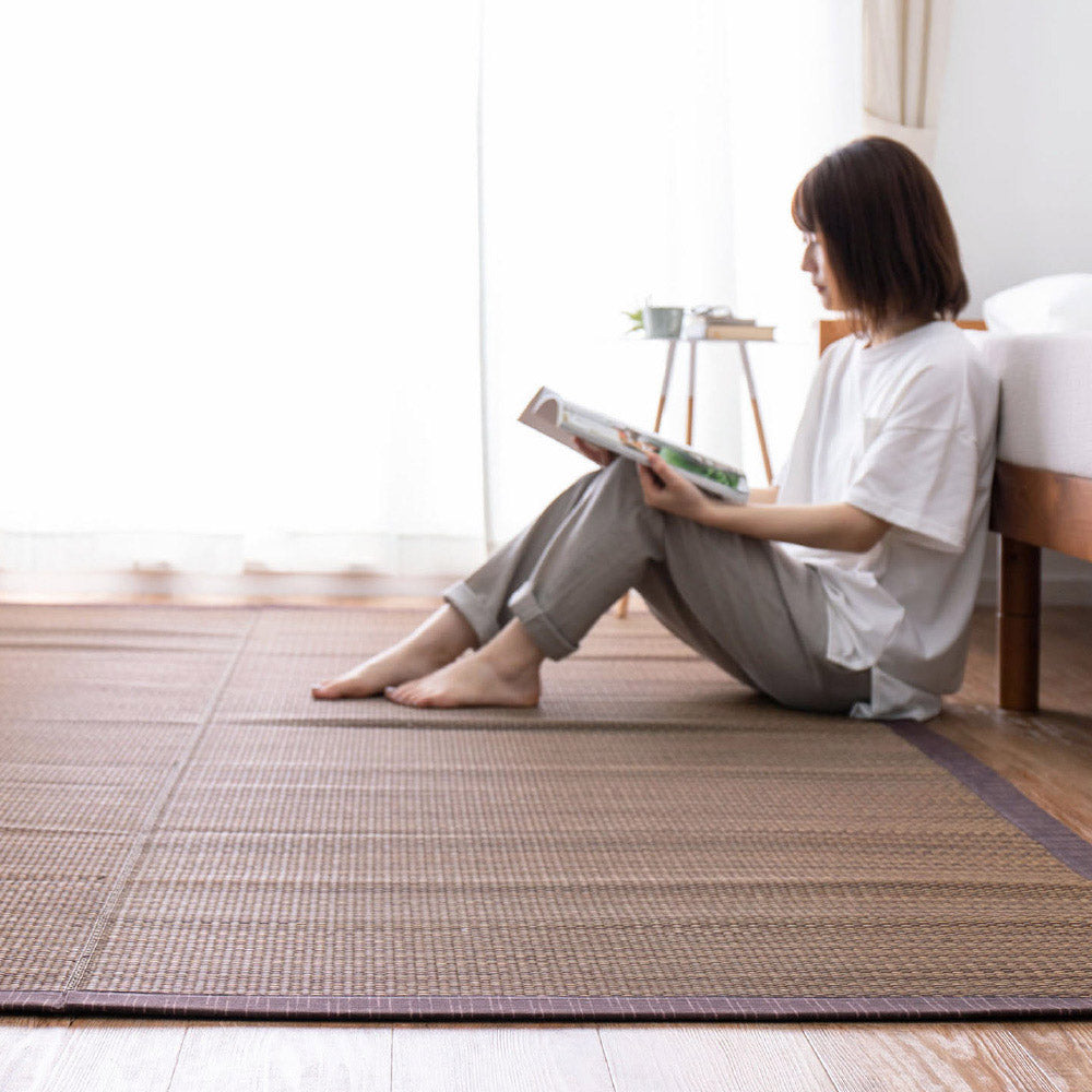 シンプルなデザインのい草ラグ 複数の染めい草を使用 南風