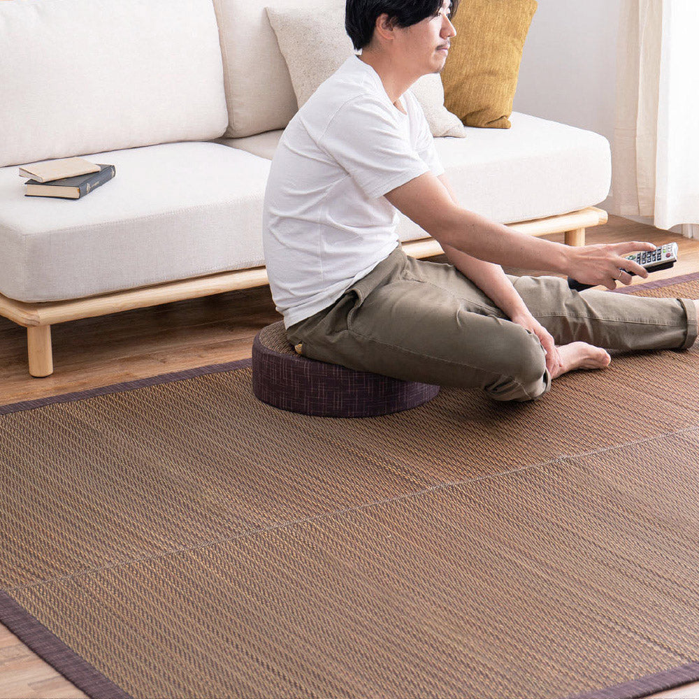 シンプルなデザインのい草ラグ 複数の染めい草を使用 南風