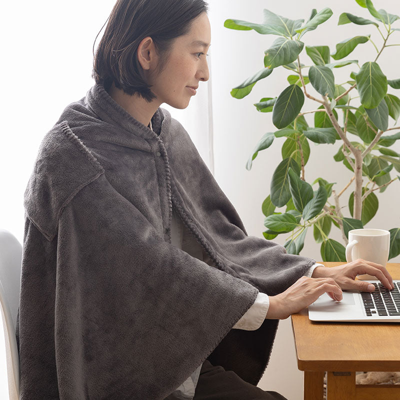 肩掛け・腰巻きでも使えるブランケット 毛布 プレミアムマイクロファイバー ボタン・ポケット付 ひざ掛け 138×93cm
