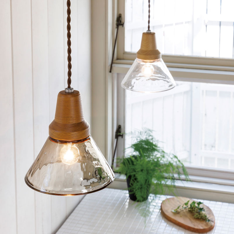 ペンダントライト Berka - ベルカ ガラスとウッドを合わせたハンドベルのようなフォルム