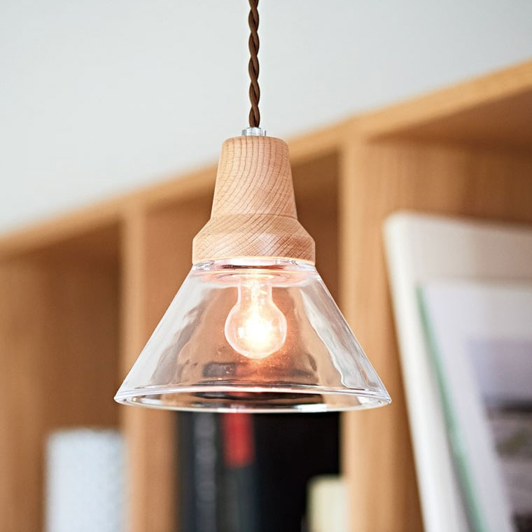 ペンダントライト Berka - ベルカ ガラスとウッドを合わせたハンドベルのようなフォルム