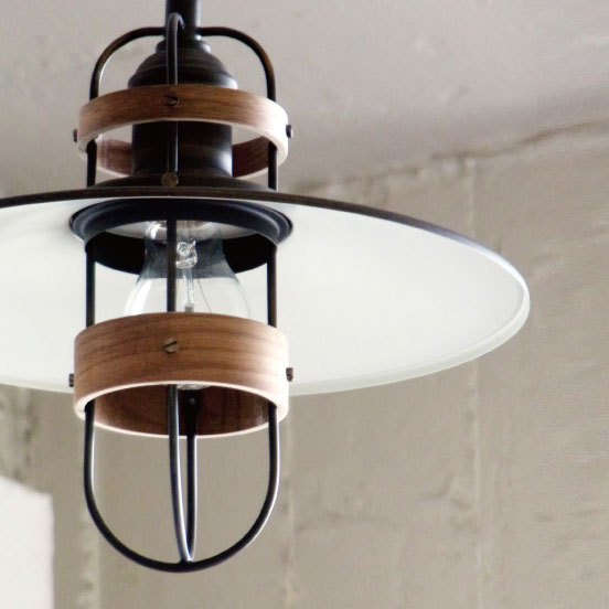 ペンダントライト Finhaut - フィノー スチールとウッドを組み合わせたノスタルジックな佇まい