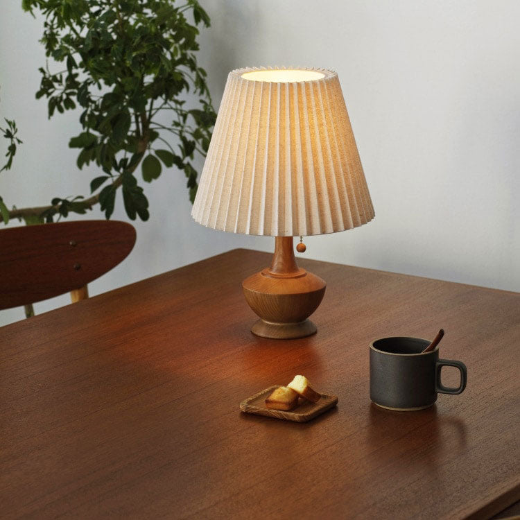 テーブルライト Peruna - ペルナ プリーツ状のシェードが心地よい明かりを灯す