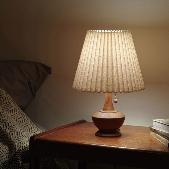 テーブルライト Peruna - ペルナ プリーツ状のシェードが心地よい明かりを灯す