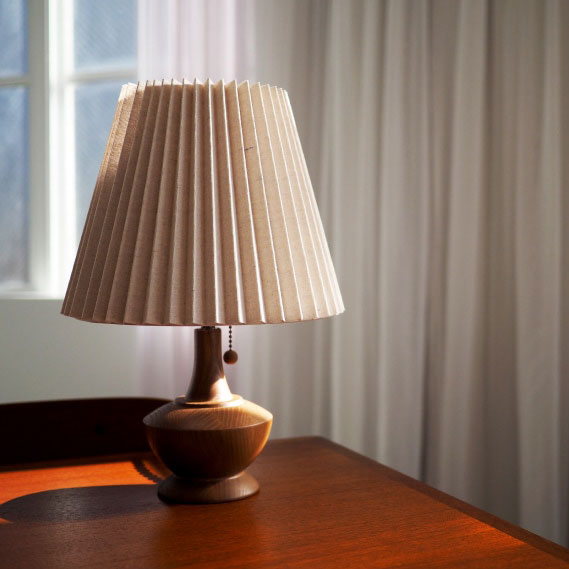 テーブルライト Peruna - ペルナ プリーツ状のシェードが心地よい明かりを灯す