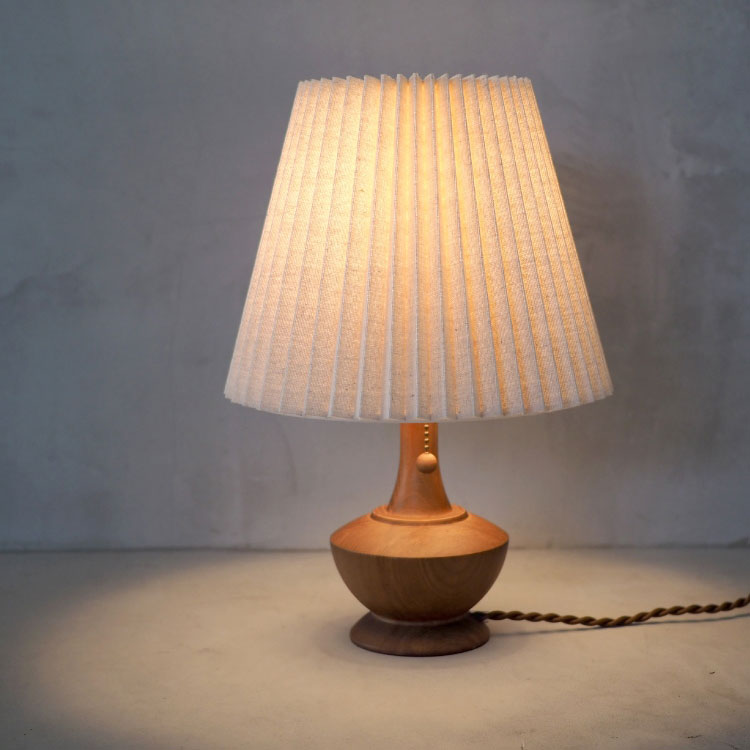 テーブルライト Peruna - ペルナ プリーツ状のシェードが心地よい明かりを灯す