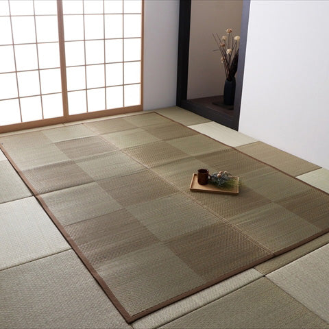 市松柄で洋室や和室にも敷きやすいデザインのい草ラグ 上敷き