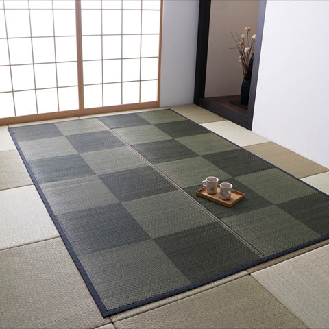 市松柄で洋室や和室にも敷きやすいデザインのい草ラグ 上敷き