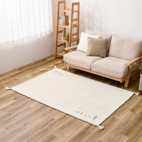 自然のぬくもりを感じさせる落ち着いた色合いが魅力のギャッベ