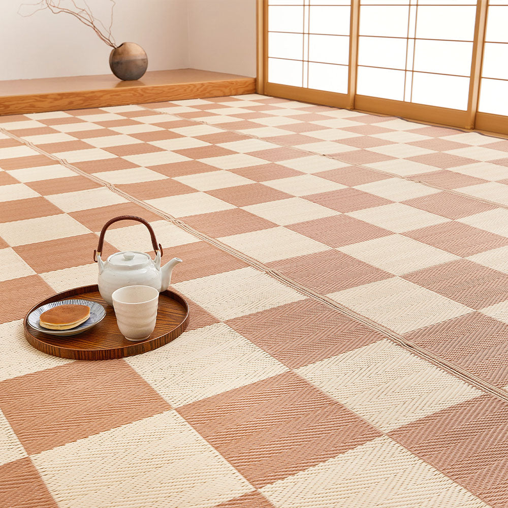 洗えるい草風カーペット 見た目はまるでい草のようなPP素材の市松柄上敷き 本間サイズ